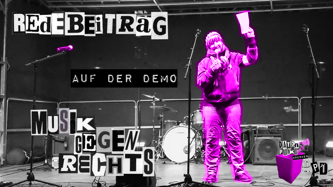 Ein Datenpunk steht auf einer Bühne mit Micro und Zettel in den Händen